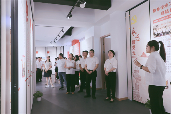 市古鎮(zhèn)投資公司黨委開展“黨建引領新征程，古鎮(zhèn)同心再出發(fā)”活動