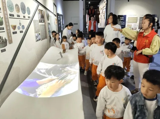 御窯景巷聯(lián)合吉的堡幼兒園開(kāi)展文化探索之旅